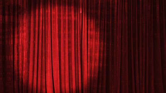 Dans les coulisses de la fabrique du rire : qui se cache derrière le rideau ? ©Getty - blackred
