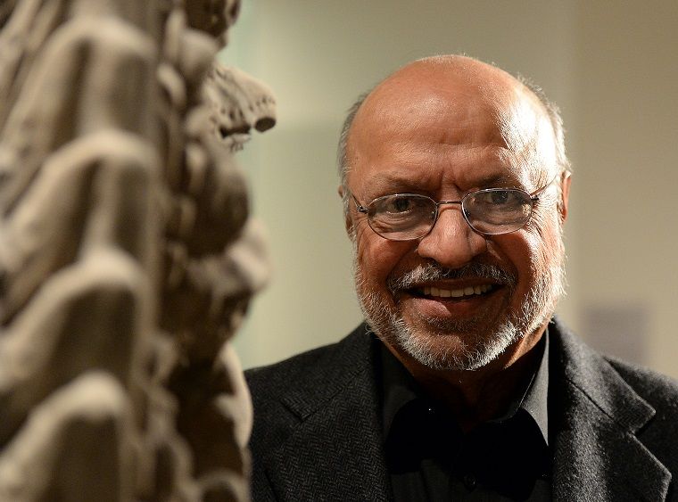 Le cinéaste indien Shyam Benegal en 2013 à Paris alors qu'il reçoit la médaille de l'Ordre des Arts et des Lettres.