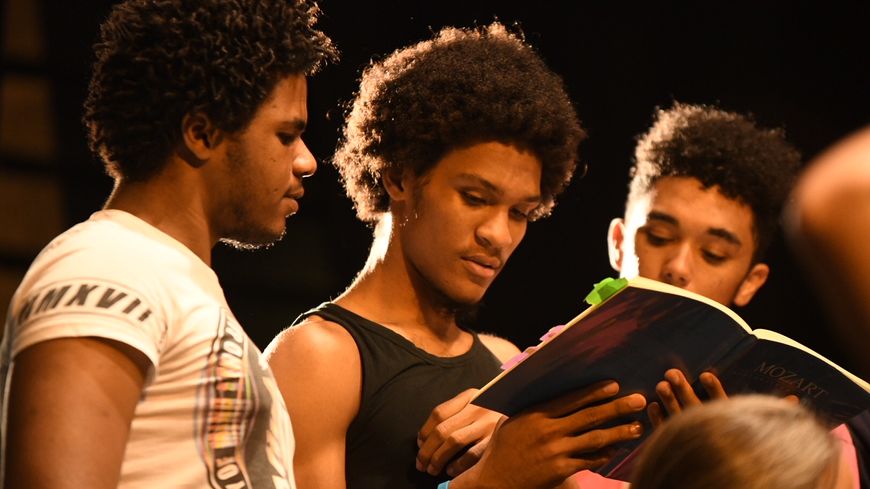 Des choristes du Jeune Choeur de Guadeloupe lors des répétitions de la Flûte enchantée, donnée pour la première fois sur l'archipel