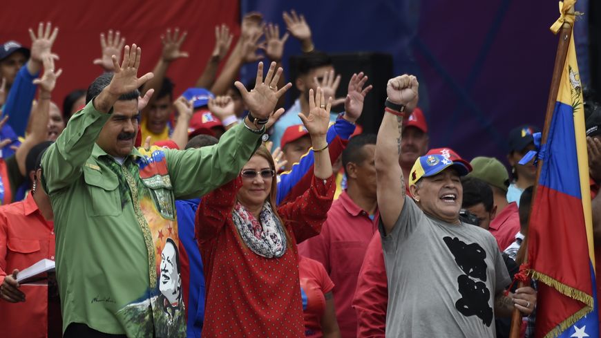Nicolas Maduro, sa femme Cilia Flores et l'ancienne star argentine Diego Maradona, lors du dernier meeting à Caracas
