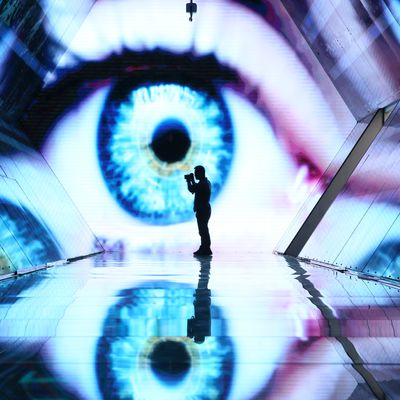 Un visiteur dans le "Time Tunnel", centre de démonstration de big data dans la ville de Huainan dans l'est de la Chine, avril 2018.