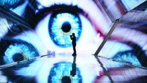 Un visiteur dans le "Time Tunnel", centre de démonstration de big data dans la ville de Huainan dans l'est de la Chine, avril 2018. ©AFP - Niu zai / Imaginechina