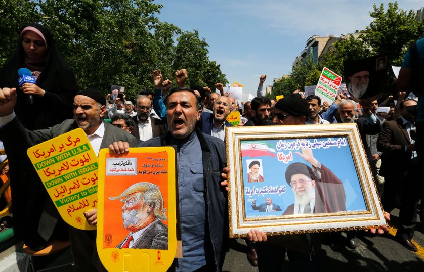 Des Iraniens brandissent des slogans hostiles à Trump, vendredi 11 mai à Téhéran.