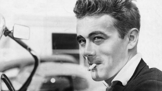 James Dean au volant d'une décapotable dans les années 1950 ©Getty - Mondadori Portfolio