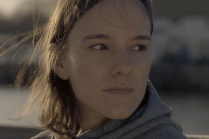 Lola Coipeau dans le rôle de Jeanne, l'une des six colocataires enfermés dans l'appartement. Random, une série de Rémi Noëll et Sullivan Le Corvic. Lola Coipeau dans le rôle de Jeanne, l'une des six colocataires enfermés dans l'appartement. Random, une série de Rémi Noëll et Sullivan Le Corvic.