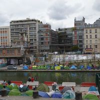 Un camp de migrants accueillant plus de 1000 personnes aux abords du Canal Saint-Martin à Paris, en avril 2018