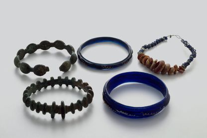 Art celte : ensemble de bracelets de bronze et verre provenant de la Champagne. 250-200 avant JC. Chalons-sur-Marne, Musee Municipal Art celte : ensemble de bracelets de bronze et verre provenant de la Champagne. 250-200 avant JC. Chalons-sur-Marne, Musee Municipal