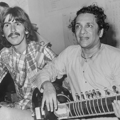 Ravi Shankar initie George Harrison au jeu du sitar/ getty Images