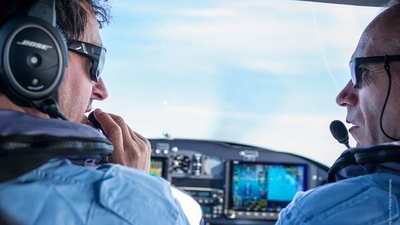 Benoit Micolon et José Benavente ont investi leurs économies dans l’achat d’un avion. Les deux pilotes effectuent leurs patrouilles au large de la Libye, pour repérer des embarcations en détresse. - Isabelle Serro