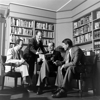 Antoine de Saint-Exupéry discutant avec des inconnus, 1939