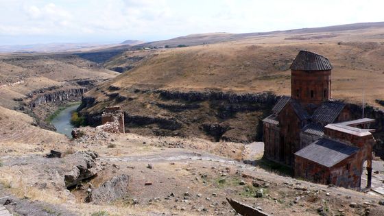 La ville d’Ani, le fleuve qui fait office de frontière entre la Turquie et l’Arménie. ©Radio France - Sébastien de Courtois