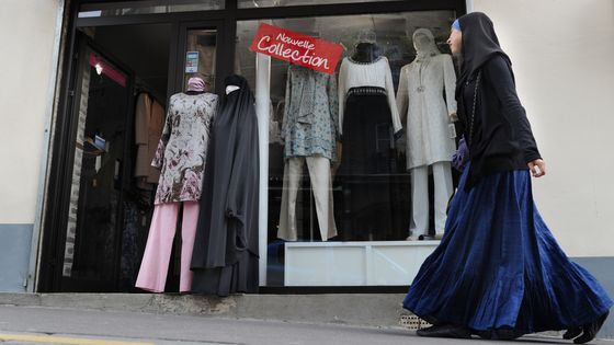 Le voile de la discorde 1989 : l’affaire des foulards de Creil ©AFP - Miguel Medina