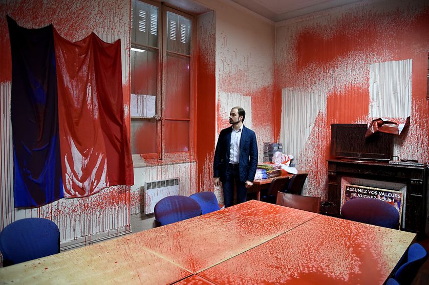 La permanence du parti Les Républicains à Grenoble vandalisée dans la nuit du 20 au 21 mars dernier. Ici, le secrétaire départemental Alexandre Roux, désolé du spectacle