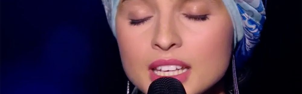 Capture écran de The Voice avec Mennel qui chante "Hallelujah" de (Leonard Cohen)