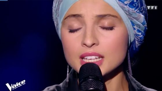 Capture écran de The Voice avec Mennel qui chante "Hallelujah" de (Leonard Cohen) - TF1