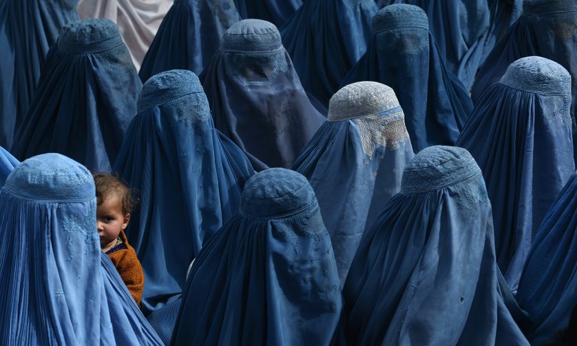 Photo d'une femme afghane tenant son bébé à Jalalalabad en 2014, signée du photographe Shah Marai, tué dans un attentat suicide à Kaboul le 30 avril 2018.