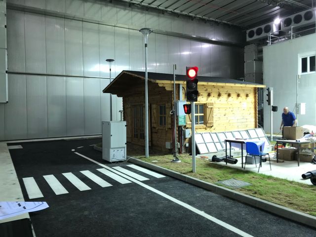La mini-ville sera composée de trois bâtiments, d'une route, de feux de signalisation, de lampadaires, et de canalisation d'eau