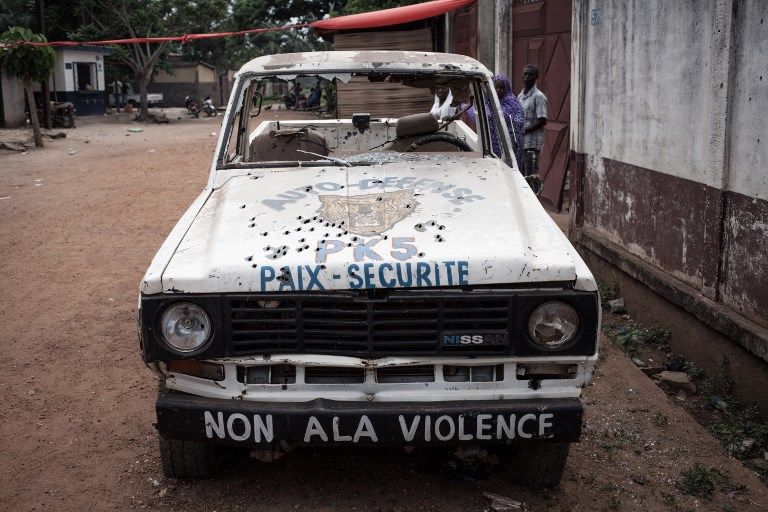 Dans une rue de Bangui, un véhicule de patrouille d'un des nombreux "groupes d'auto-défense" qui parcourent la ville jour et nuit