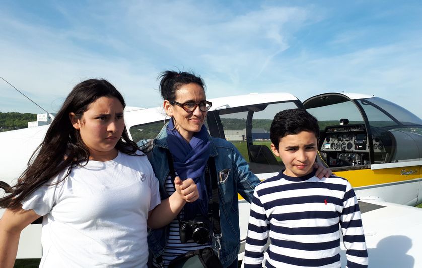 Samira et ses enfants Lana et Djibril avant leur baptême de l'air