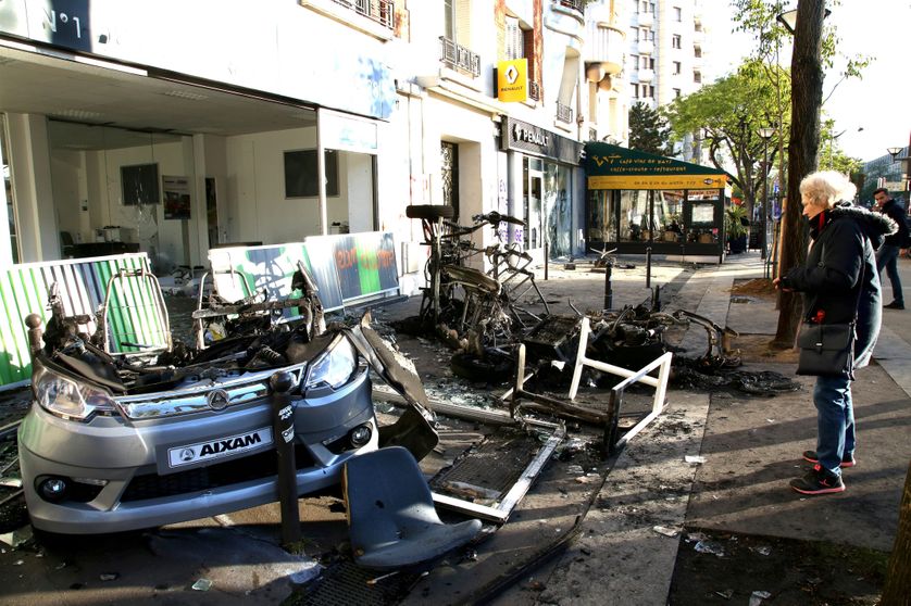 Restes calcinés d'une concession automobile attaquée ce mardi en face de la gare d'Austerlitz