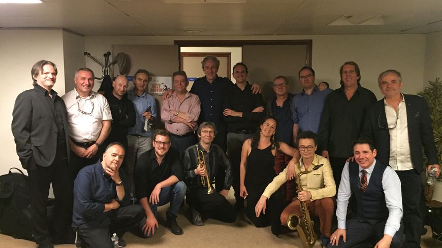 Photo d'après-concert du Laurent Mignard Duke Orchestra avec Laurent Valière