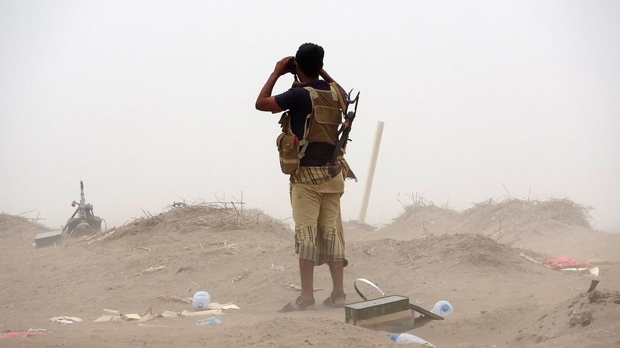 Un soldat yéménite pro-gouvernement observe l'arrivée des troupes ennemies dans la province d'Hodeïda, le 7 juin 2018.