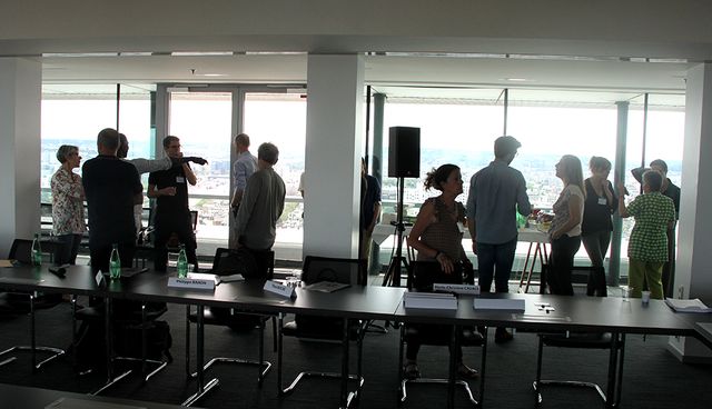 Les membres du jury prennent possession de la salle du 22è
