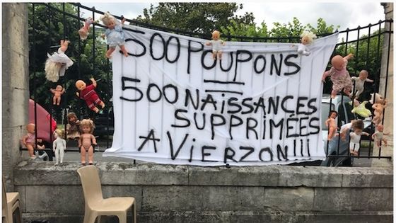 Ce jeudi, à Vierzon (Cher), le personnel soignant en grève illimitée depuis lundi a symboliquement accroché 500 poupons aux grilles de l'hôpital dont certains services sont menacés - Capture d'écran du blog vierzonitude.fr