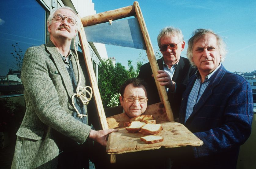 Le guillotiné c'est Claude Piéplu, en compagnie du dessinateur humoriste Jean-André Laville, de l'écrivain flamand Hugo Claus et du dessinateur, chroniqueur et éditeur Willem