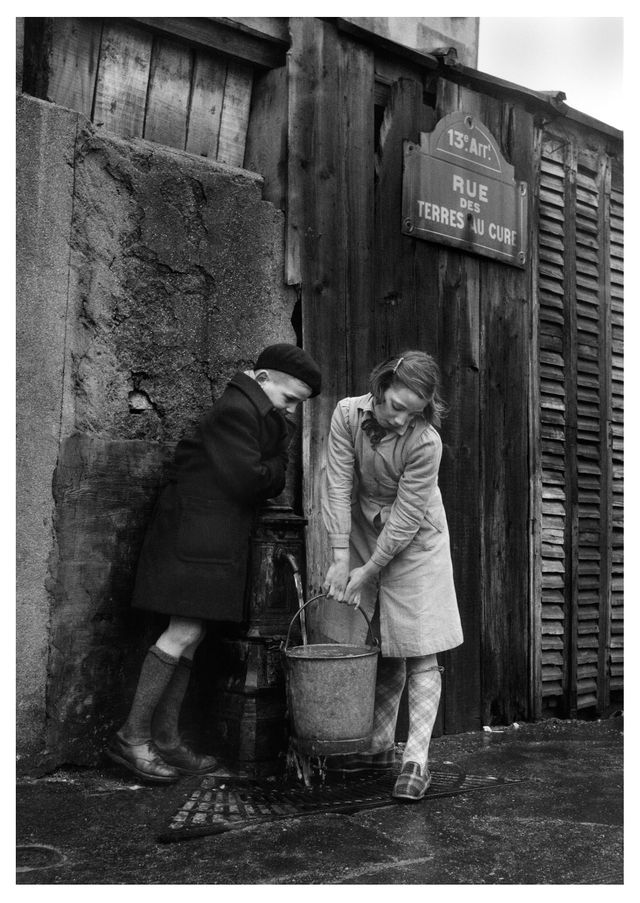 Enfants prenant de l’eau à la fontaine, rue des Terres-au-Curé Paris, 1954