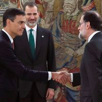 De gauche à droite : le Premier Ministre Pedro Sanchez, le roi Felipe VI et le Premier Ministre sortant à Madrid le 2 juin 2018.