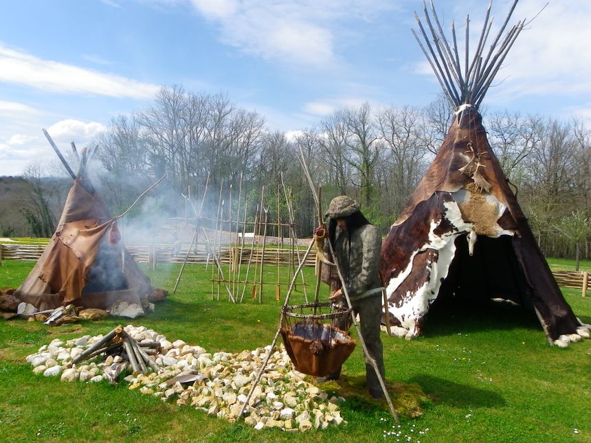 Hutte et fumoir , reconstitution d'un campement préhistorique