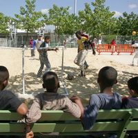 Des enfants jouent au football à Montreuil en 2004 où est installé une plage de 200 m2 pour les enfants du quartier du Bel Air.