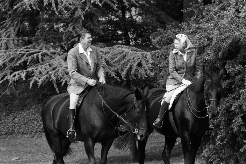 La reine Elisabeth II et le président américain Ronald Reagan, en 1982.