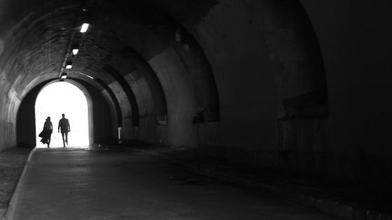Un tunnel à Paris avec un couple en ombre chinoire - libre de droits sur Pxhere