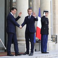 Emmanuel Macron accueille Giuseppe Conte à l'Elysée