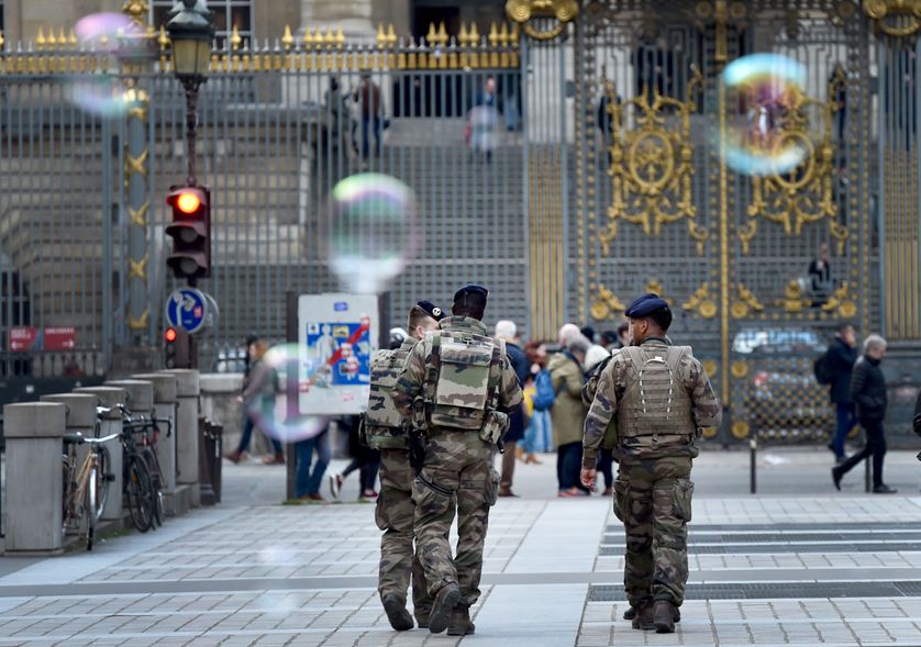 Emission Sur Les Attentats Du 13 Novembre Attentats du 13 novembre : pourquoi les militaires présents devant le