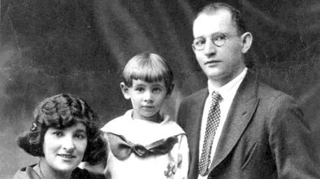 Leonard Bernstein ca. 1921 avec ses parents, Samuel and Jennie. / Credit: Library of Congress, Music Division