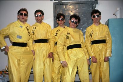DEVO (Gerald Casale, Bob Casale, Alan Myers, Mark Mothersbaugh et Bob Mothersbaugh) dans les coulisses au Punch & Judy Theatre le 27 octobre 1978 à Grosse Pointe Farms , Michigan. DEVO (Gerald Casale, Bob Casale, Alan Myers, Mark Mothersbaugh et Bob Mothersbaugh) dans les coulisses au Punch & Judy Theatre le 27 octobre 1978 à Grosse Pointe Farms , Michigan.