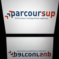 Cette photo d'illustration prise le 19 avril 2018 montre le logo du "Parcoursup", une application internet pour les étudiants souhaitant postuler à une université française, affichée sur un écran de tablette à Paris.