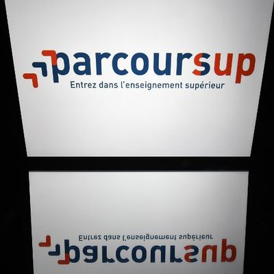 Cette photo d'illustration prise le 19 avril 2018 montre le logo du "Parcoursup", une application internet pour les étudiants souhaitant postuler à une université française, affichée sur un écran de tablette à Paris.