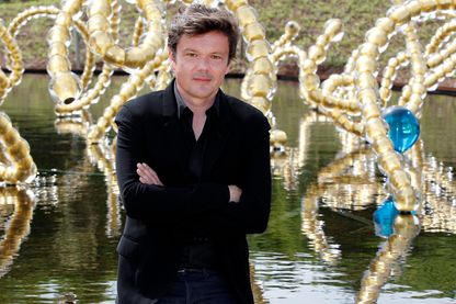 Jean-Michel Othoniel, artiste-sculpteur, devant ses sculptures de fontaine après la rénovation du bosquet d'eau dans les jardins du château de Versailles le 11 mai 2015. Jean-Michel Othoniel, artiste-sculpteur, devant ses sculptures de fontaine après la rénovation du bosquet d'eau dans les jardins du château de Versailles le 11 mai 2015.