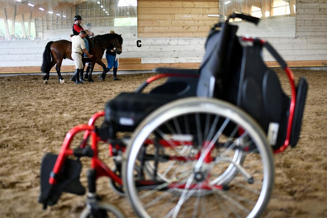 Des militaires blessés en mission tentent de se reconstruire a travers d'activités sportives ici lors d'une activité équitation adaptée au centre équestre du 12e RC