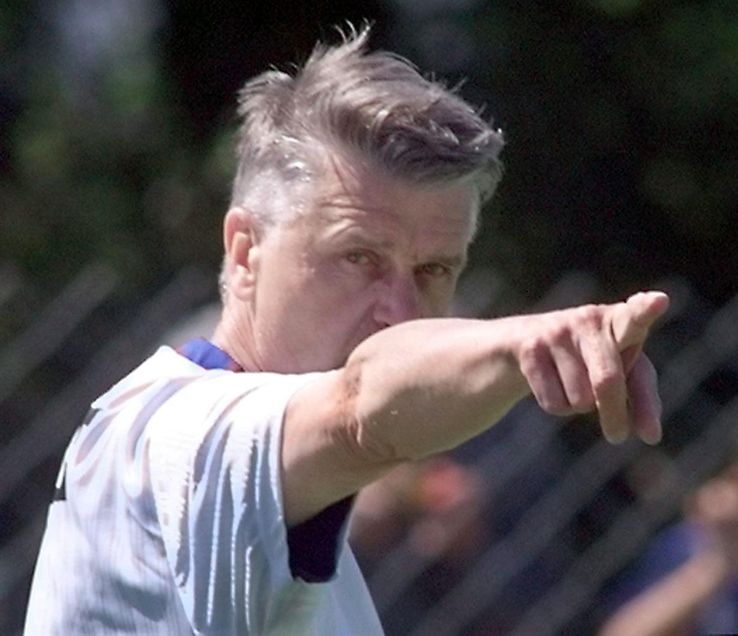 Aimé Jacquet lors d'un entraînement de l'équipe de France le 13 juin 1998 à Mallemort près de Marseille.