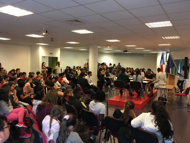 Pendant 2 heures, trois équipes de lycéens se sont affrontés sur la sélection à l'université, ou encore la sortie du nucléaire. Avant de laisser la place à quatre plaidoiries.