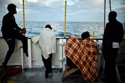 Des rescapés sur le pont de l'Aquarius en mai 2018 Des rescapés sur le pont de l'Aquarius en mai 2018