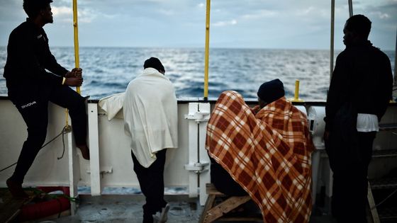 Des rescapés sur le pont de l'Aquarius en mai 2018 ©AFP - LOUISA GOULIAMAKI