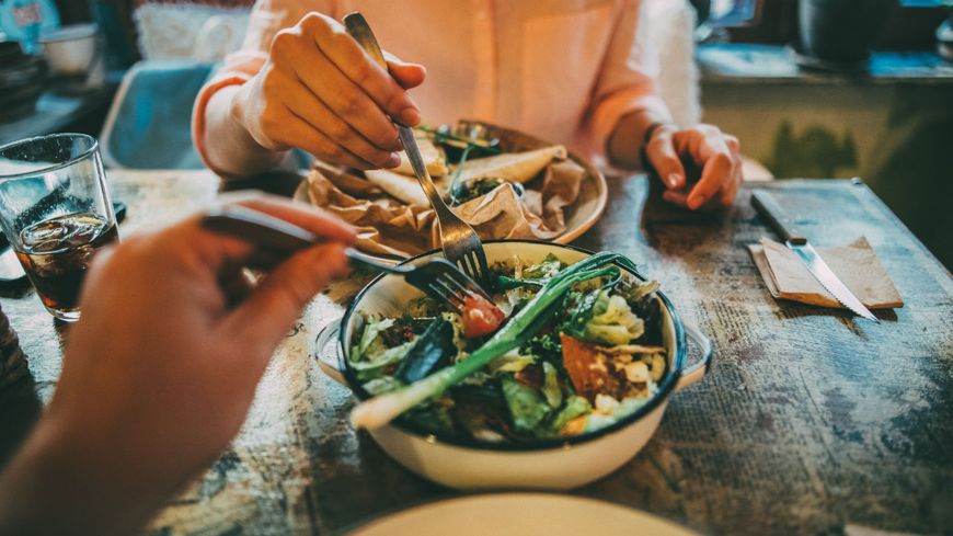 Les chercheurs expliquent que les musiques douces nous apaisent et nous rendent plus conscients de nos choix alimentaires.