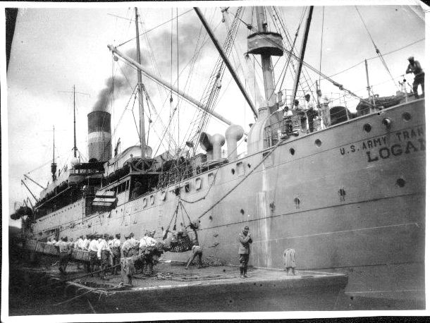 Leonard Howell (en haut à droite) sur le Logan à Vladivostok en 1921