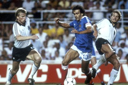 Coupe du Monde de la FIFA 1982 en Espagne Demi-finale à Séville : scène du match: Bernd Foerster (à gauche, Allemagne), Michel Platini (Centre, France) et Wolfgang Dremmler (à droite, Allemagne) Coupe du Monde de la FIFA 1982 en Espagne Demi-finale à Séville : scène du match: Bernd Foerster (à gauche, Allemagne), Michel Platini (Centre, France) et Wolfgang Dremmler (à droite, Allemagne)
